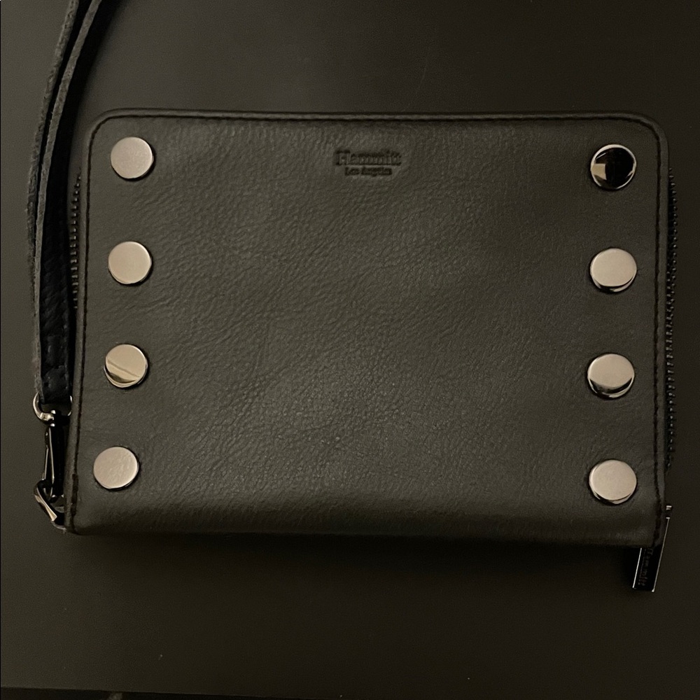 Hammitt brushed gun medal studs wristlet
Black Leatherw/brushed g/m stud